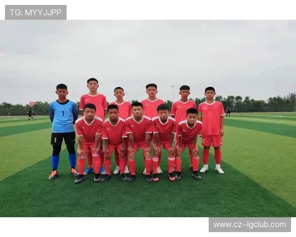 群星齐聚绿茵畅谈激情赛场共赏足球魅力盛宴